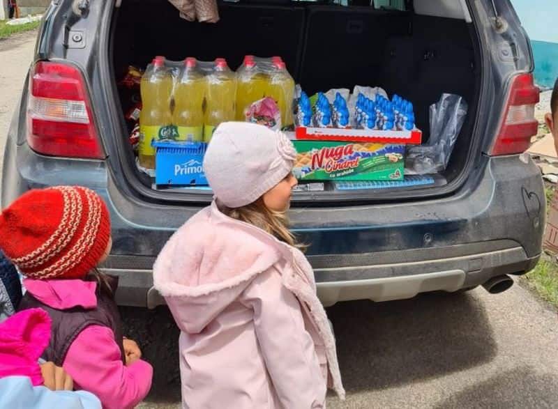 sute de bătrâni și copii săraci din județul sibiu au primit mâncare și jucării