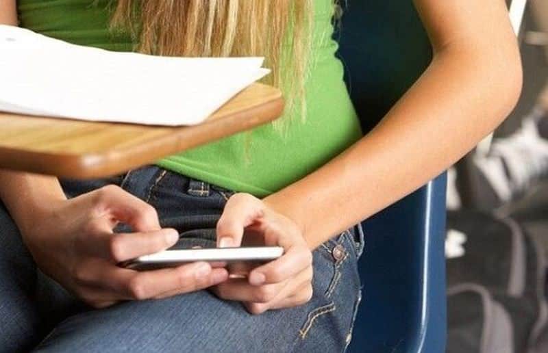 fraudă la bac – trei elevi au încercat să copieze la sibiu cu ajutorul telefoanelor
