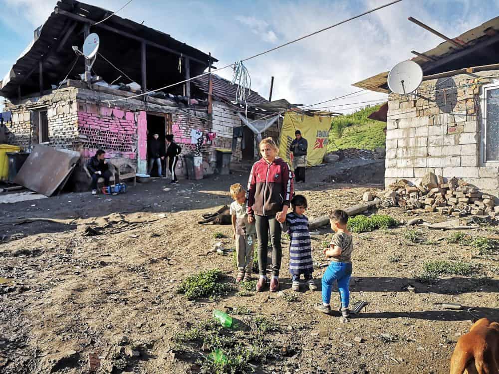 video foto copii flămânzi, mame minore și sărăcie lucie - o sută de familii trăiesc ca în evul mediu la marginea sibiului