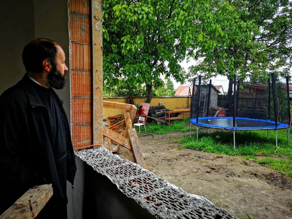 podcast - un preot schimbă viețile oamenilor din gușterița - transformă o șură abandonată într-un centru educațional - galerie foto