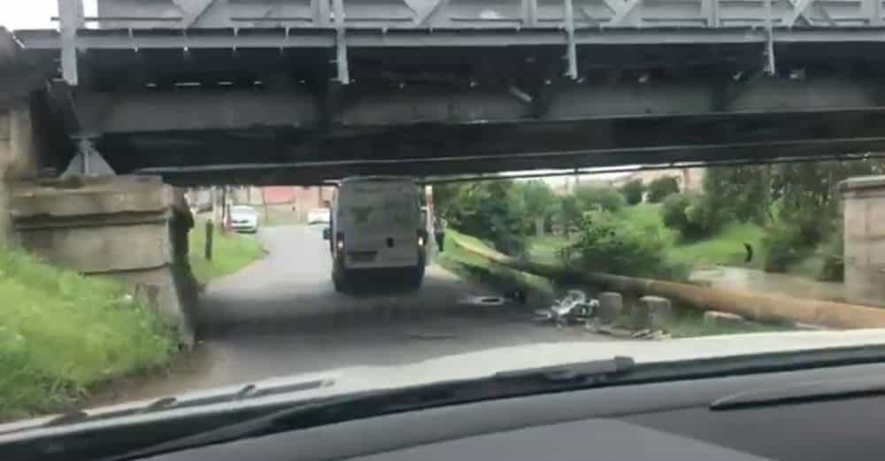 video: încă un viteaz a rămas blocat sub podul de pe viitorului