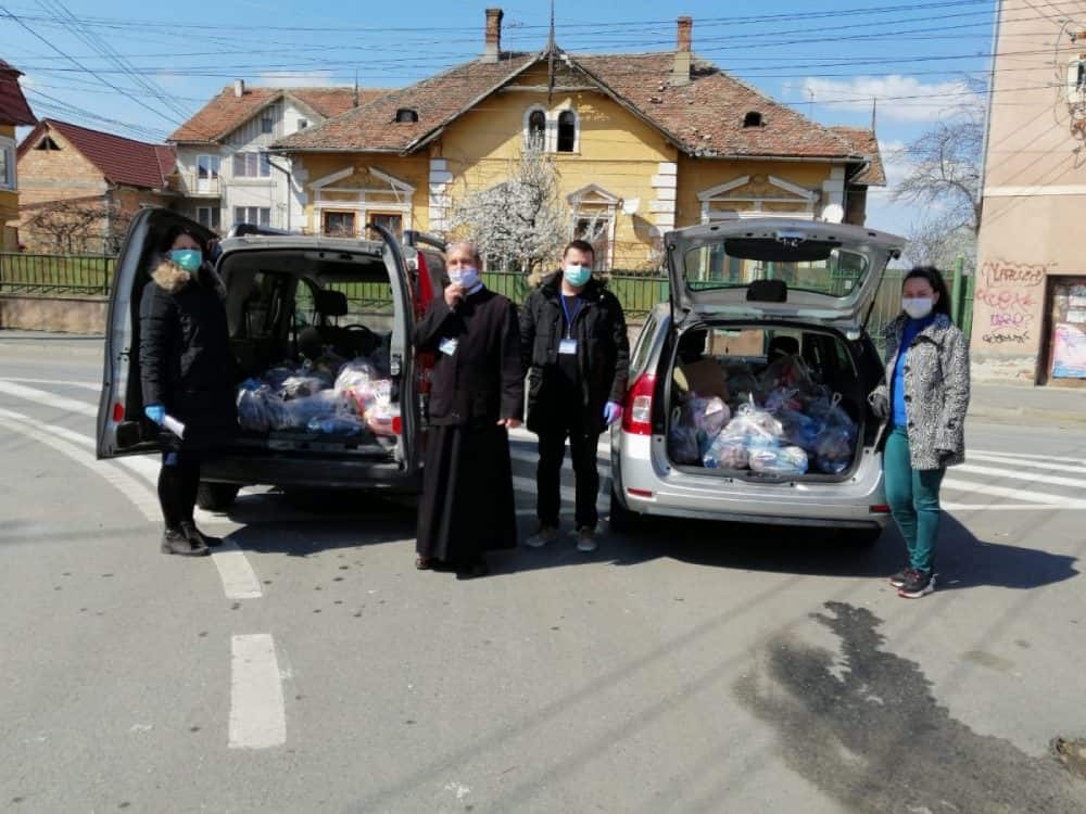 sute de bătrâni și copii săraci din județul sibiu au primit mâncare și jucării