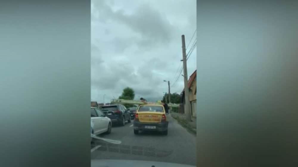 video: taxi folosit pe post de „gabarit depășit” - imaginile sunt virale la sibiu