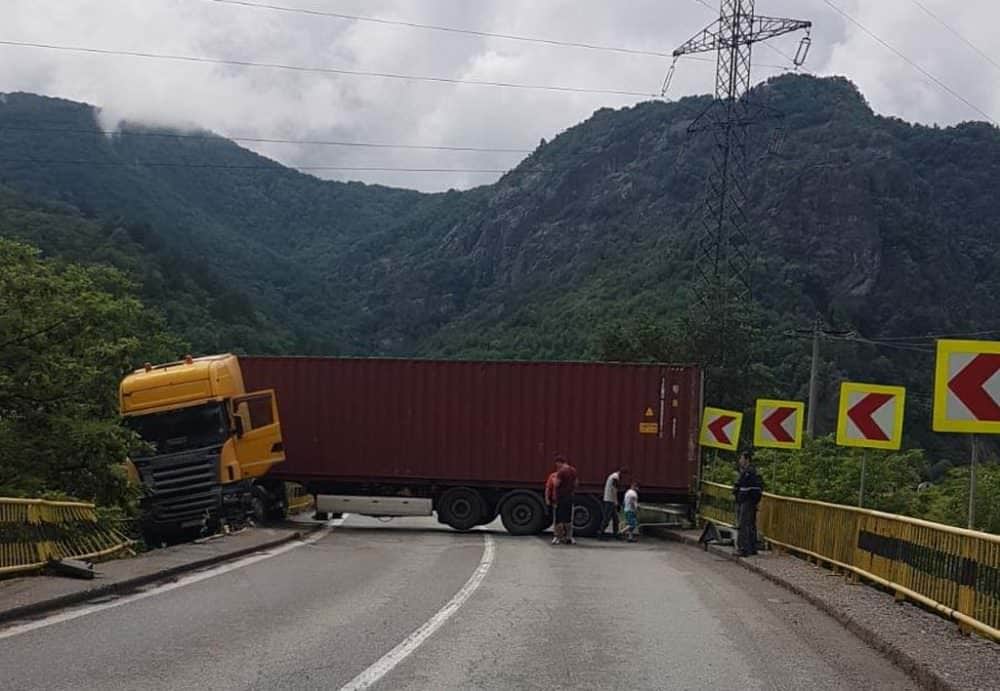 zi plină de accidente pe valea oltului - un tir s-a izbit de un cap de pod