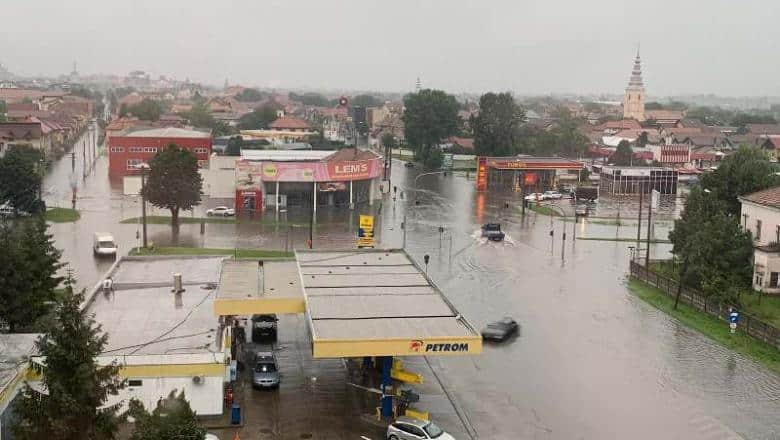 zeci de localități inundate din cauza ploilor din ultimele 24 de ore