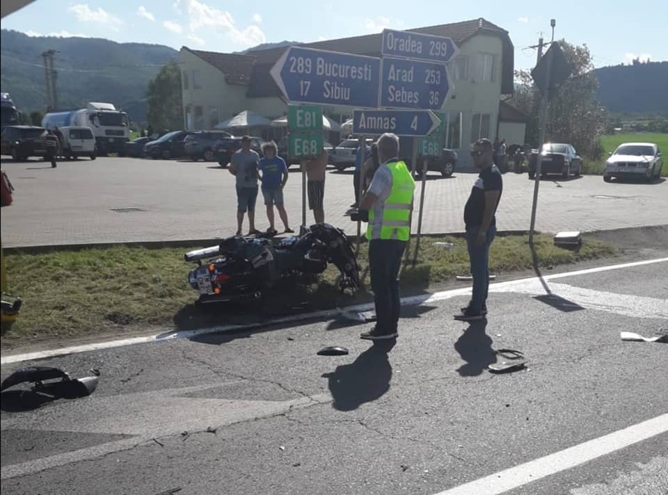 update: accident grav pe dn1 la săliște - trei răniți după o tamponare între o motocicletă și o mașină