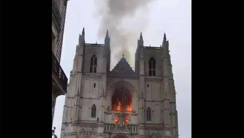 video: incendiu la catedrala din nantes - interiorul monumentului istoric, devastat de flăcări