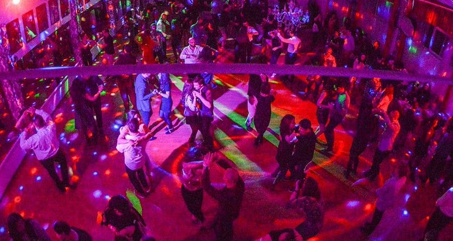 guvernul va modifica măsurile adoptate marți - dansul la terase va fi permis în continuare