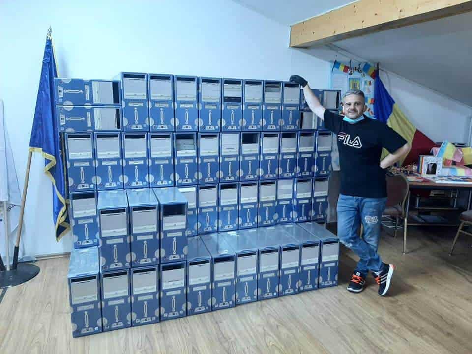 foto sute de calculatoare si tablete pentru elevii sibieni care nu au acces la tehnologie