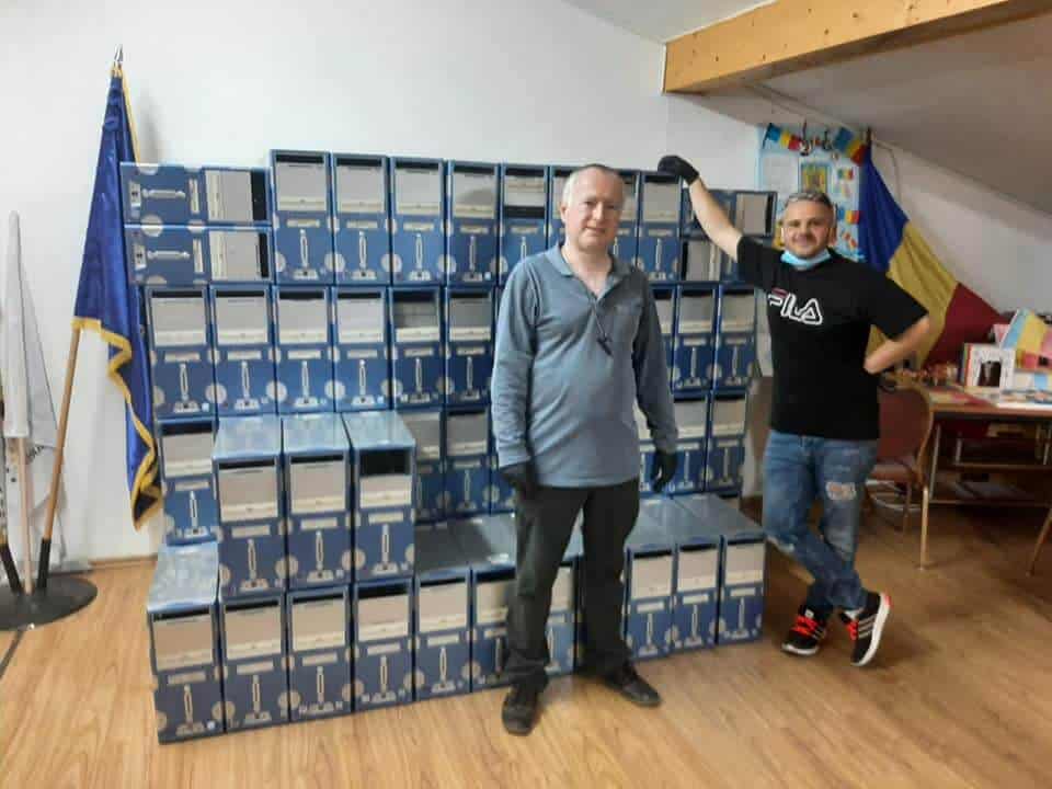 foto sute de calculatoare si tablete pentru elevii sibieni care nu au acces la tehnologie