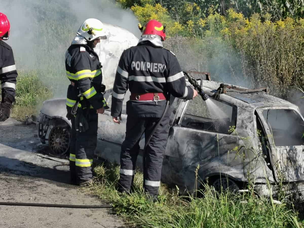 Autoturism în flăcări pe DJ 141A în apropiere de Boarta