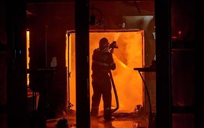 update incendiu pe strada livezii - arde o bucătărie de vară