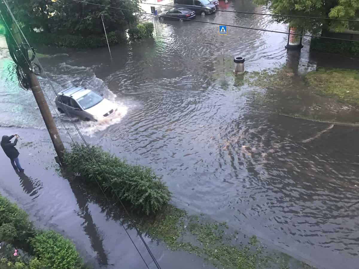 video foto: stradă din sibiu inundată - mașinile înaintează cu greu prin apă