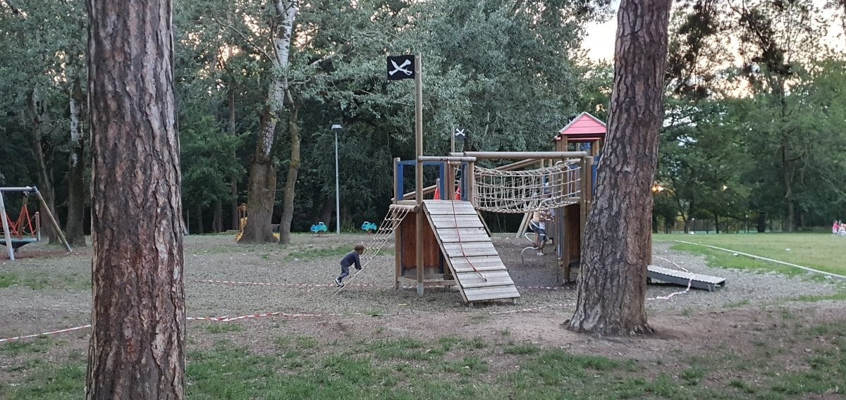 video foto - aglomerație fără nici o restricție la locurile de joacă și pe terenurile de sport din parcurile din sibiu