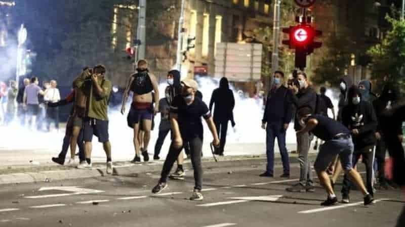 video: proteste violente în serbia după ce s-a anunțat revenirea la starea de urgență