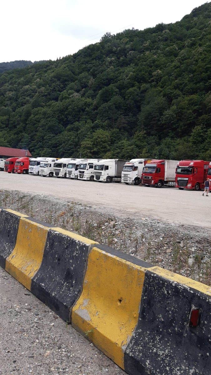 foto parcările de pe valea oltului pline de tir-uri - de vineri s-au impus restricții de trafic