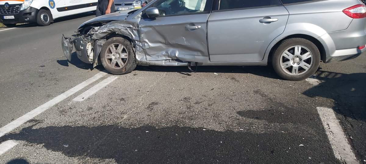 foto accident pe dn 1 la șelimbăr din cauza unui șofer care nu a acordat prioritate