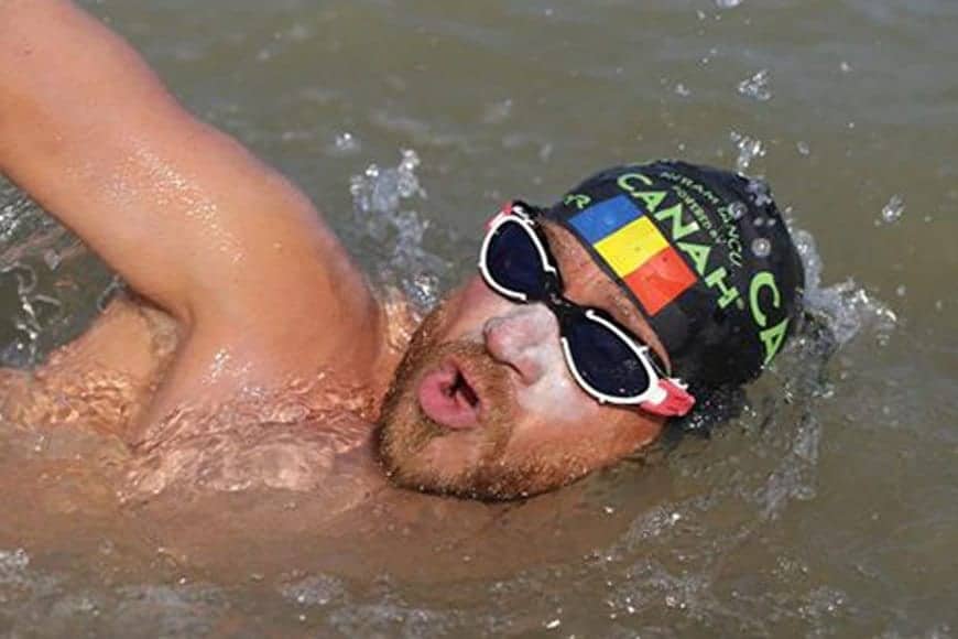 un bibliotecar român a atins un mare record - a înotat continuu 24 de ore