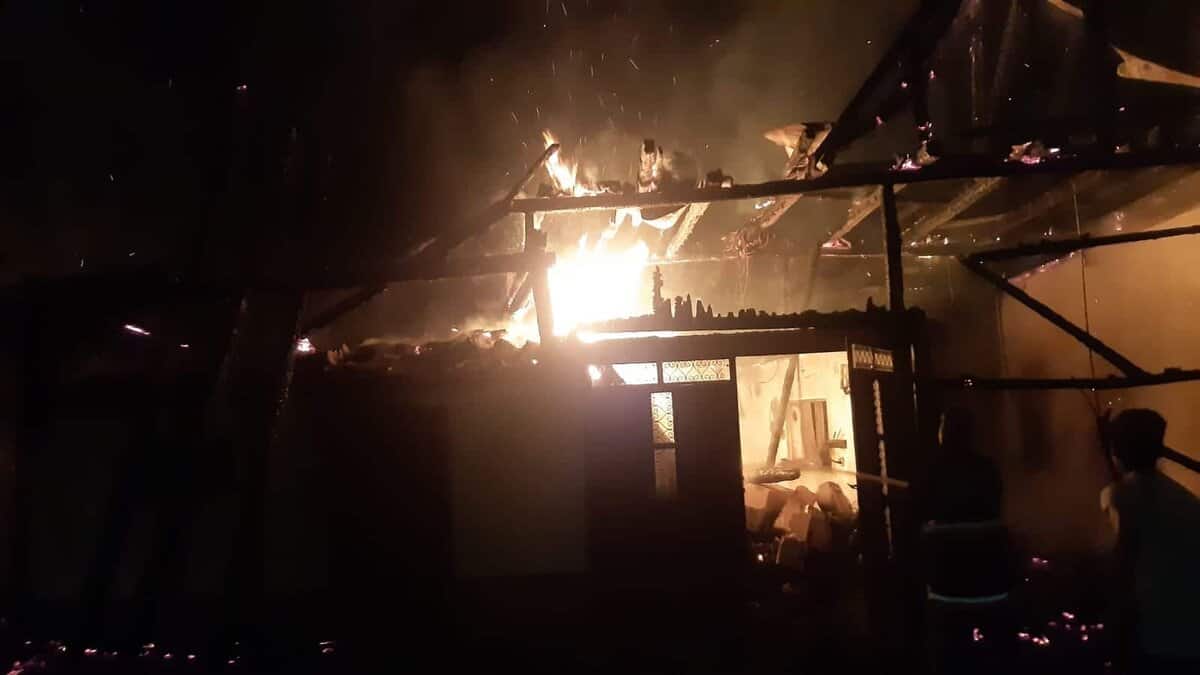 foto incendiu puternic la orlat - două garaje și o șură au fost mistuite de flăcări