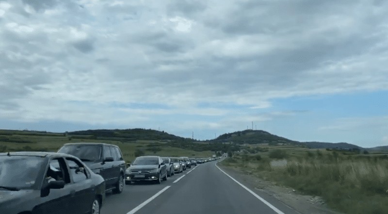 video coloană de mașini pe valea oltului. celebru jurnalist ”așa arată bătaia de joc”