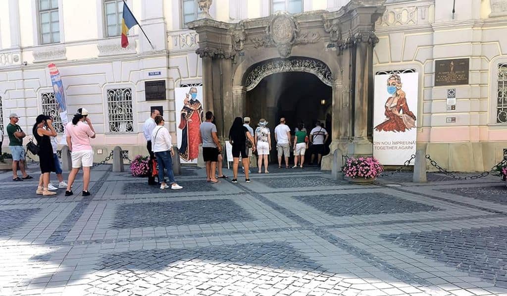 foto: da, se poate! exemplu de distanțare socială la muzeul brukenthal din sibiu