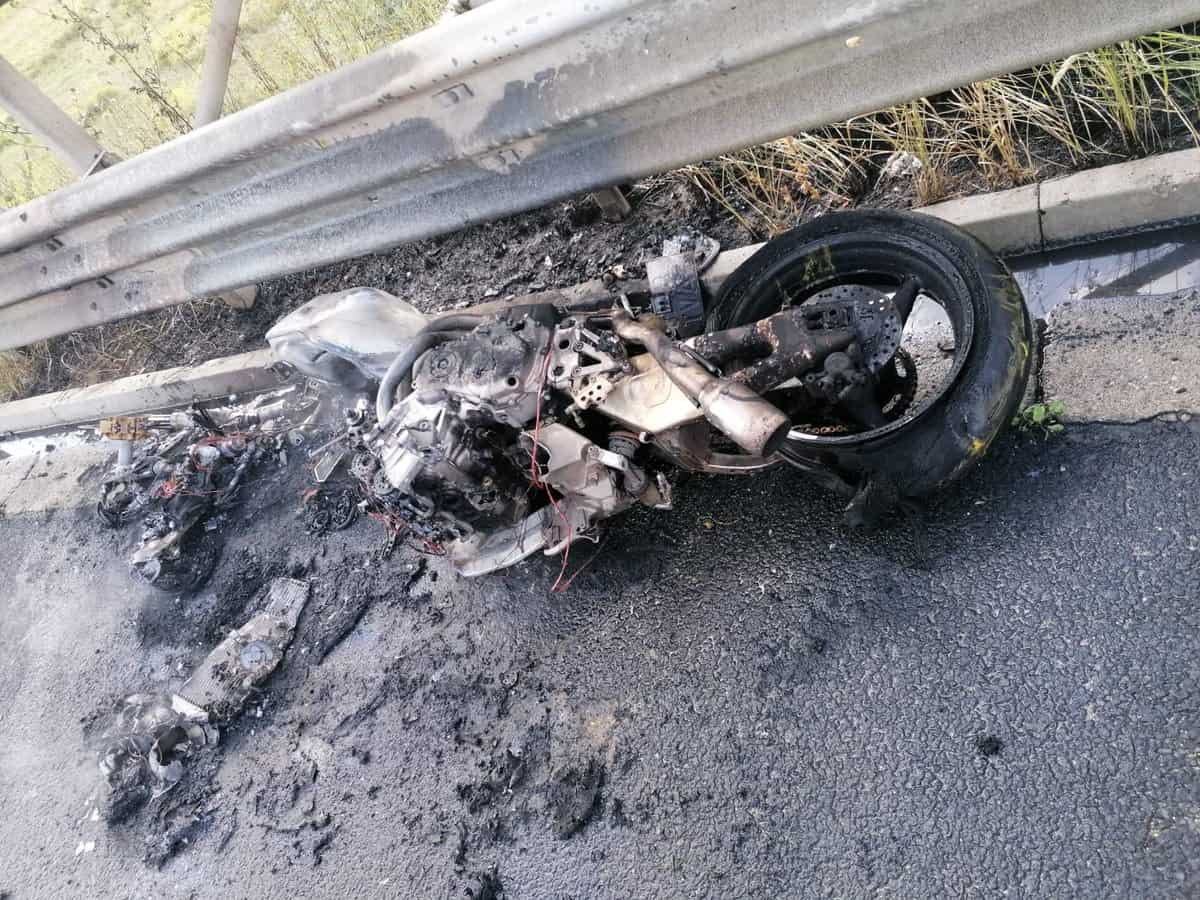 foto: motocicletă făcută scrum după ce a luat foc pe autostradă la sibiu