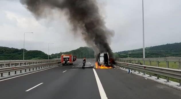 video: microbuz în flăcări pe autostrada sibiu - sebeș - trafic restricționat