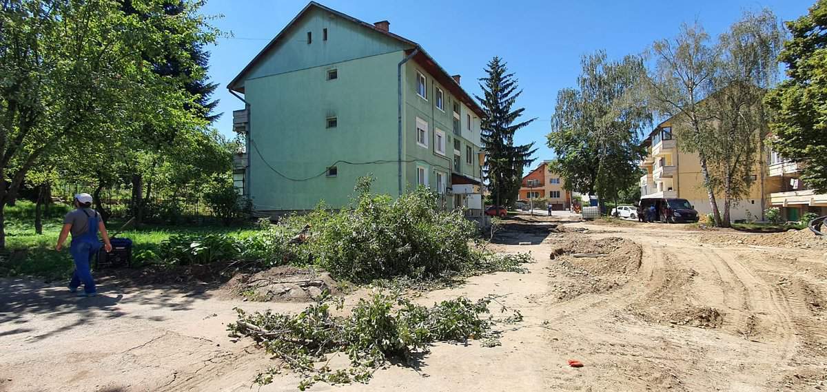 video foto: revoltă în cartierul ștrand - spațiul verde, ras cu buldozerele - „ne distrug cartierul, smulg toți copacii”