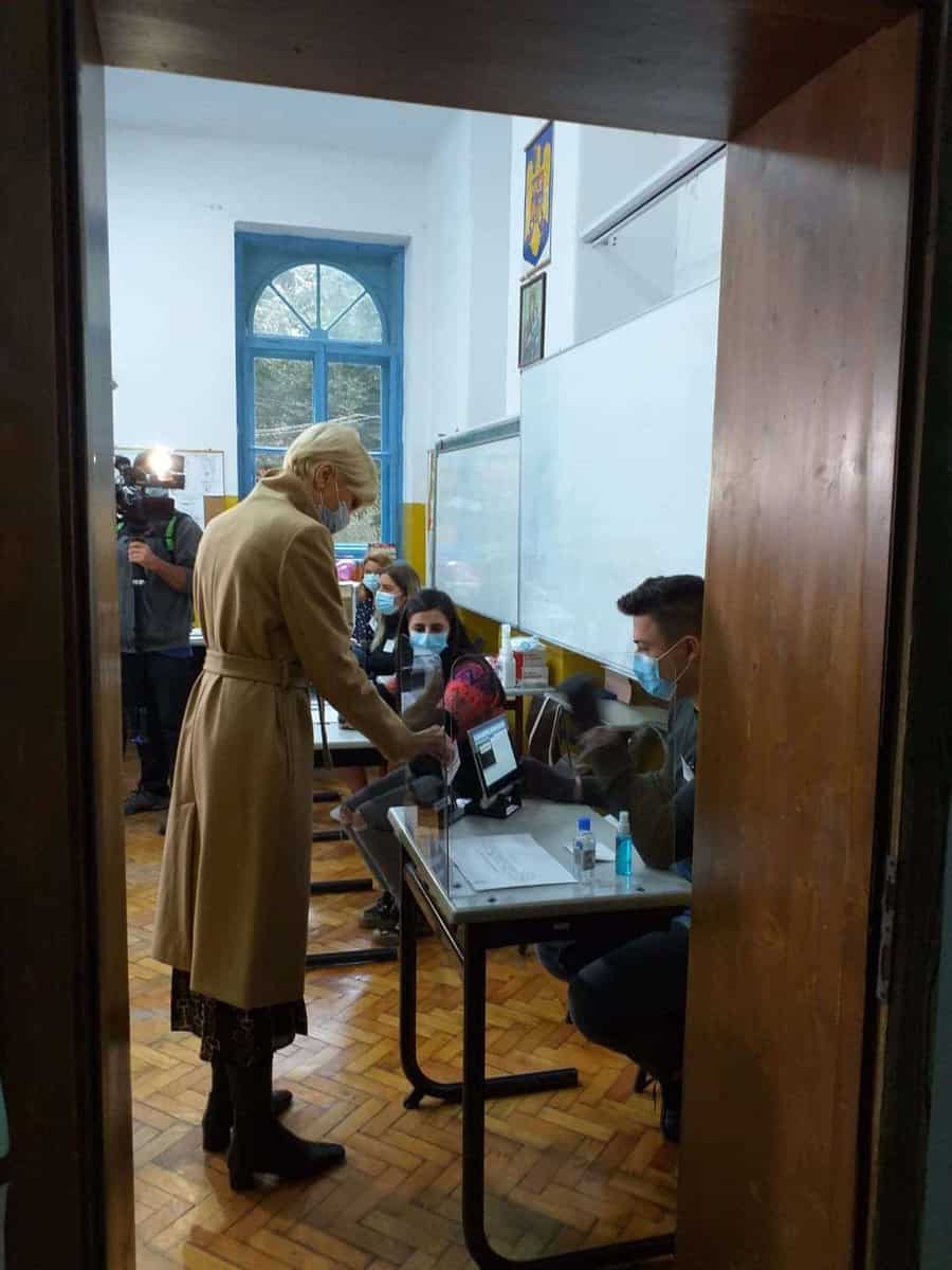 GALERIE FOTO - Imagini unice la urne - Cum au mers la vot, Fodor, Bibu, Cîmpean și ceilalți candidați