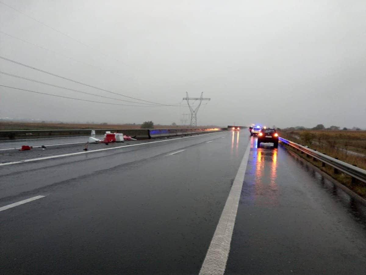 FOTO Mașină răsturnată pe autostradă la Sibiu