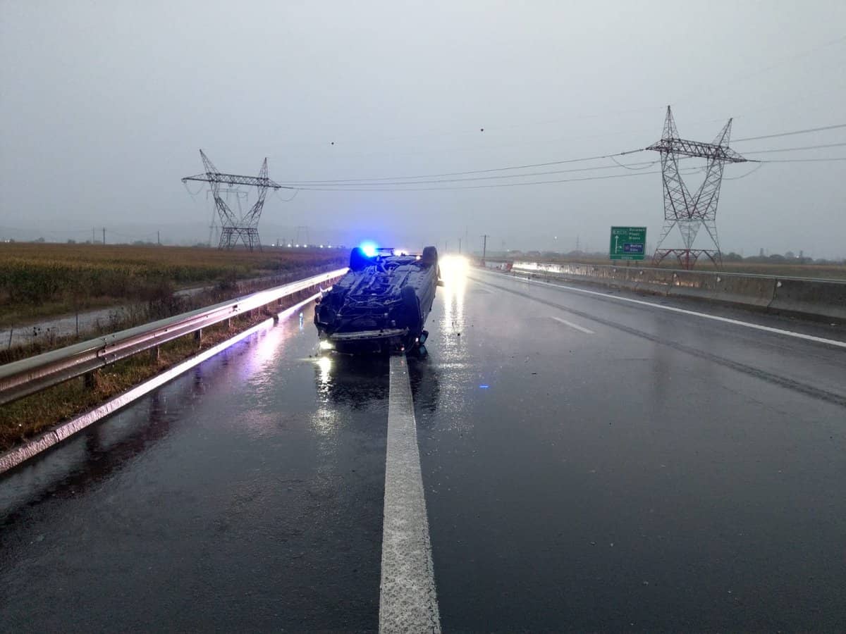 FOTO Mașină răsturnată pe autostradă la Sibiu