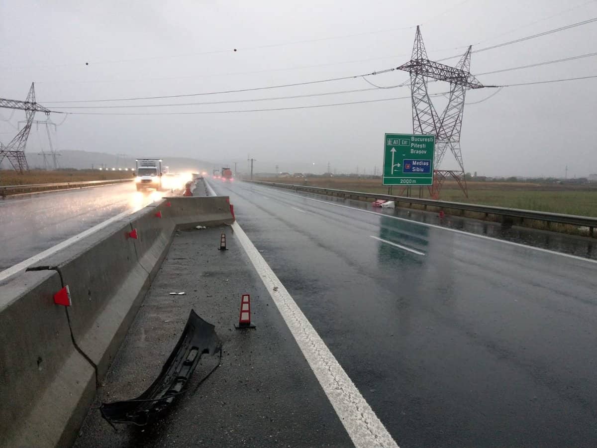 FOTO Mașină răsturnată pe autostradă la Sibiu