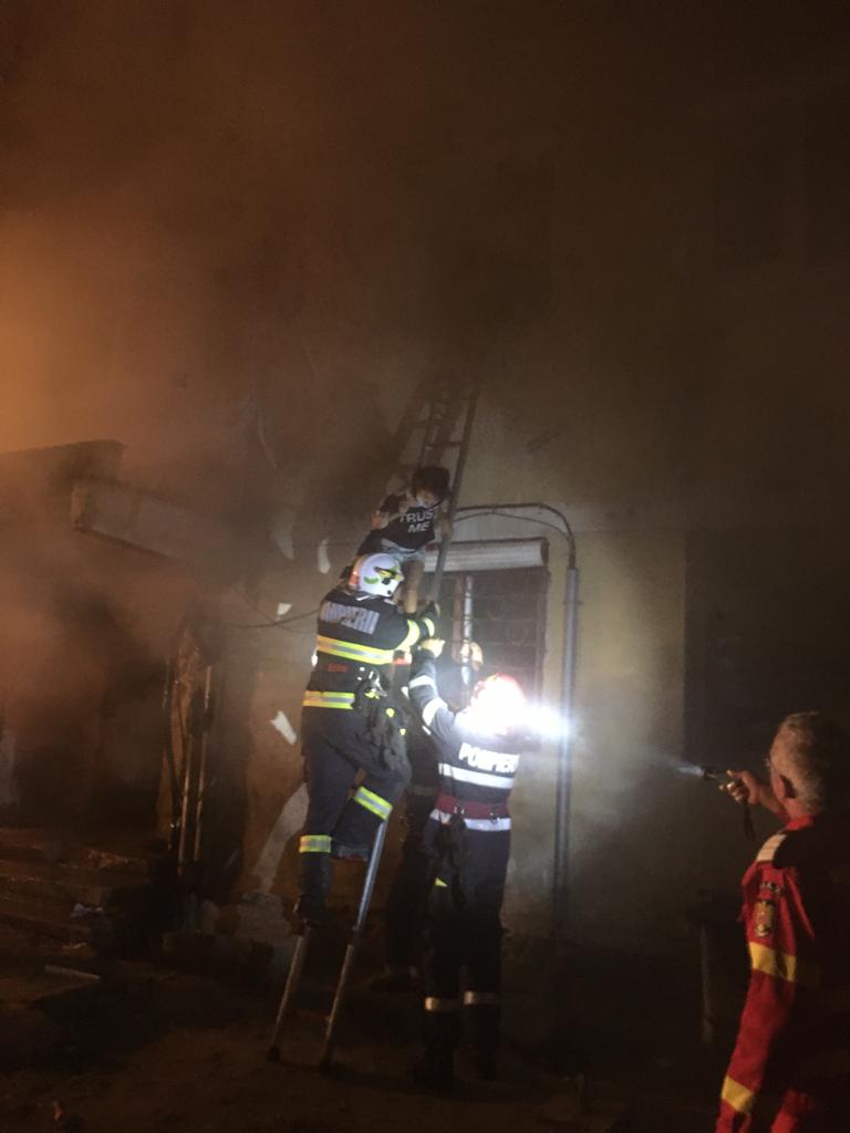 foto incendiu la mediaș. oameni evacuați pe scara pompierilor