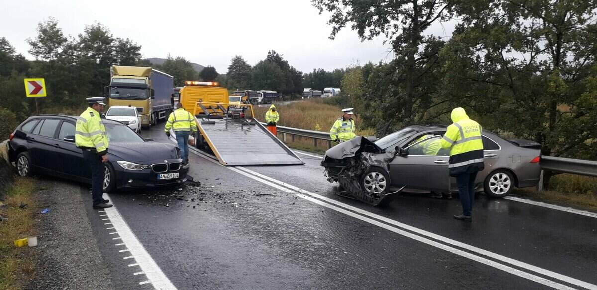 update foto: accident cu trei răniți pe hula bradului din cauza unui șofer care a depășit în curbă