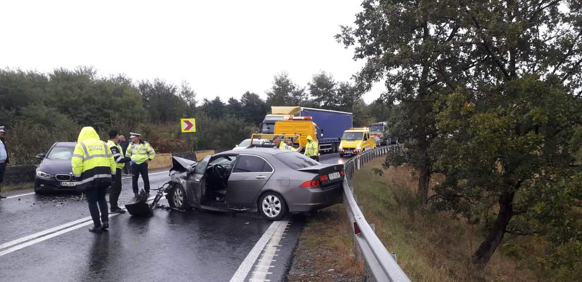 update foto: accident cu trei răniți pe hula bradului din cauza unui șofer care a depășit în curbă