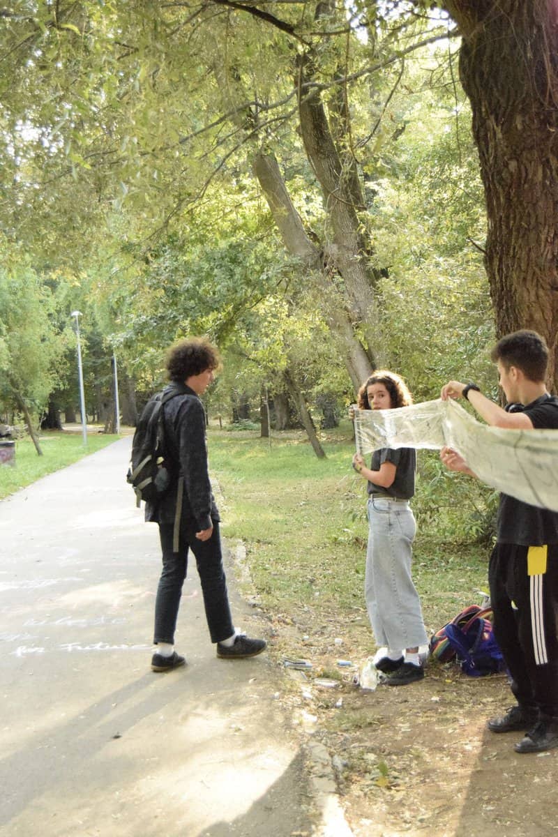foto - micii activiști în acțiune la sibiu - parcul sub arini împânzit cu desene pe alei
