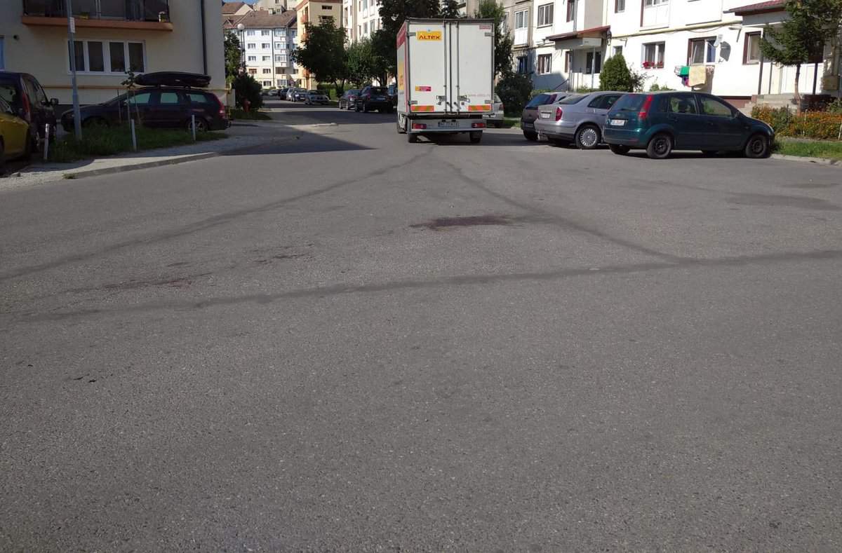 foto: crima din terezian - balta de sânge unde a zăcut sibianul ucis e încă pe asfalt