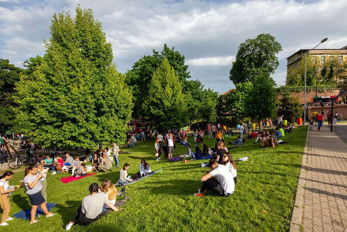 street food park timp de zece zile la sibiu – festin culinar, concerte și multe surprize în parcul tineretului