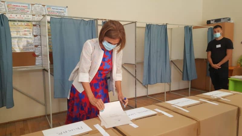 carmen iohannis a votat singură la sibiu - nu a dat declarații