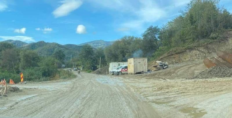 foto drumul dintre tălmaciu de tălmăcel distrus de mașinile care lucrează la autostrada sibiu - boița