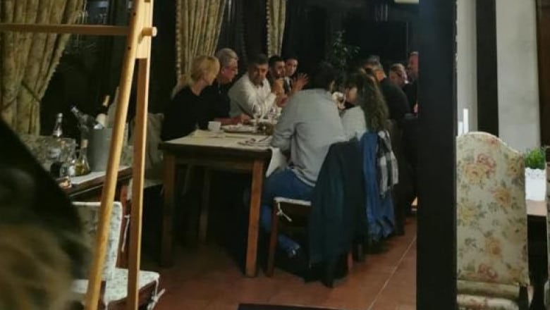 foto - marcel ciolacu amendat pentru că nu a respectat regulile anti covid. a stat la masă cu zece persoane