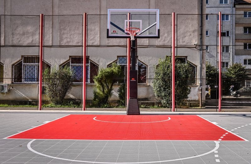 foto liceul onisifor ghibu are teren modern pentru handbal și baschet