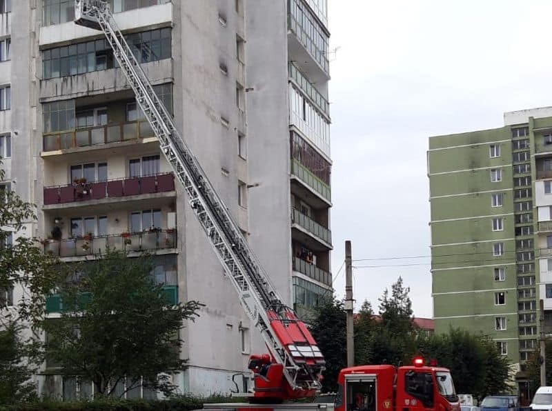 foto - strigăte de ajutor dintr-un apartament la sibiu - pompierii au intrat pe geam