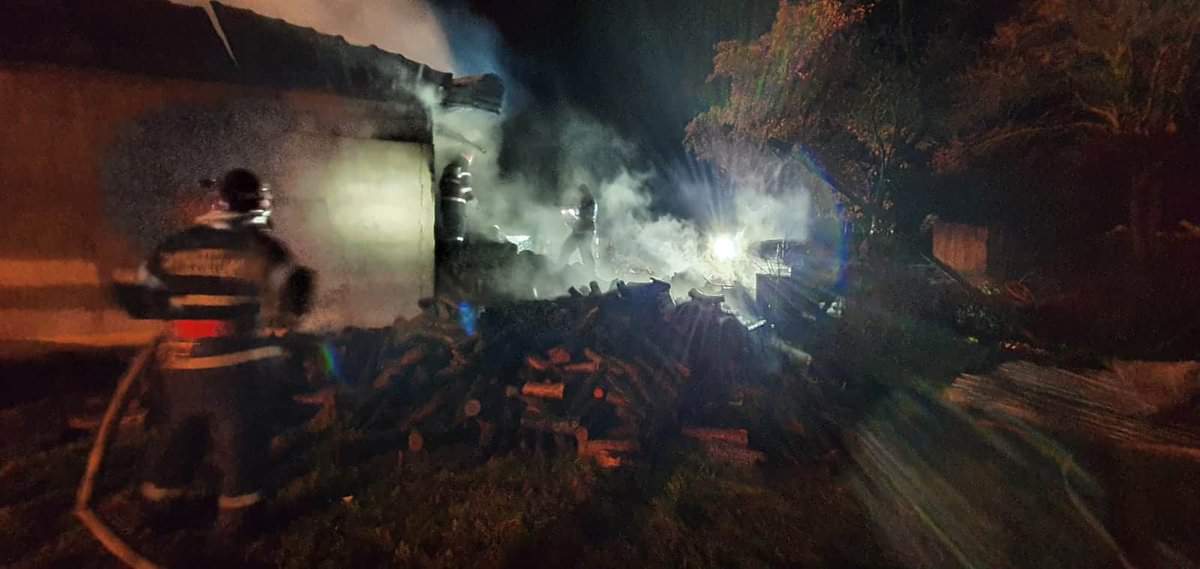 foto zeci de pompieri au luptat cu un incendiu la o casă din arpașu de sus