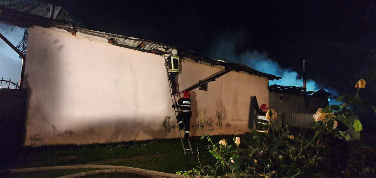 foto zeci de pompieri au luptat cu un incendiu la o casă din arpașu de sus