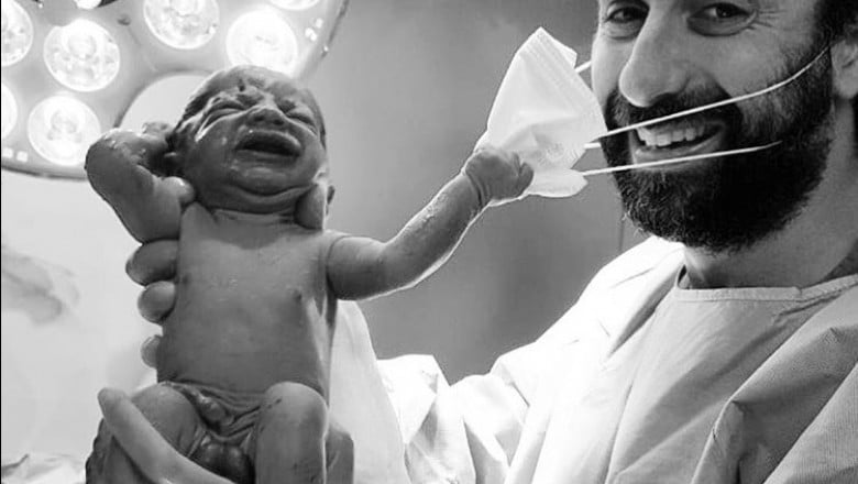 fotografie virală - un nou-născut smulge masca medicului imediat după ce a venit pe lume