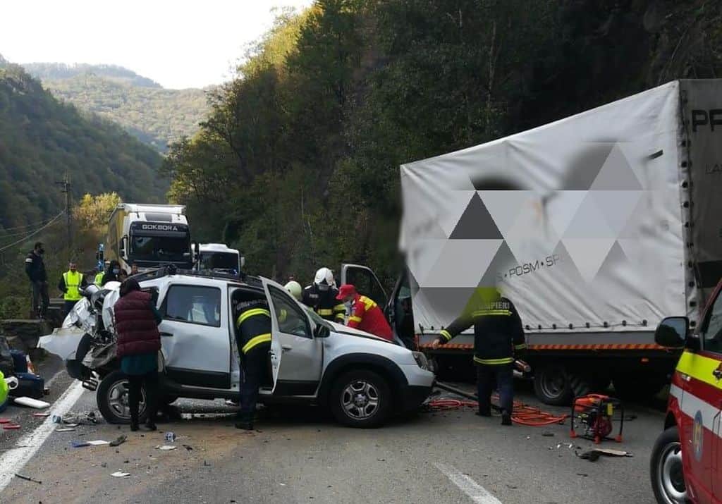 accident pe valea oltului la brezoi - trafic blocat în zonă