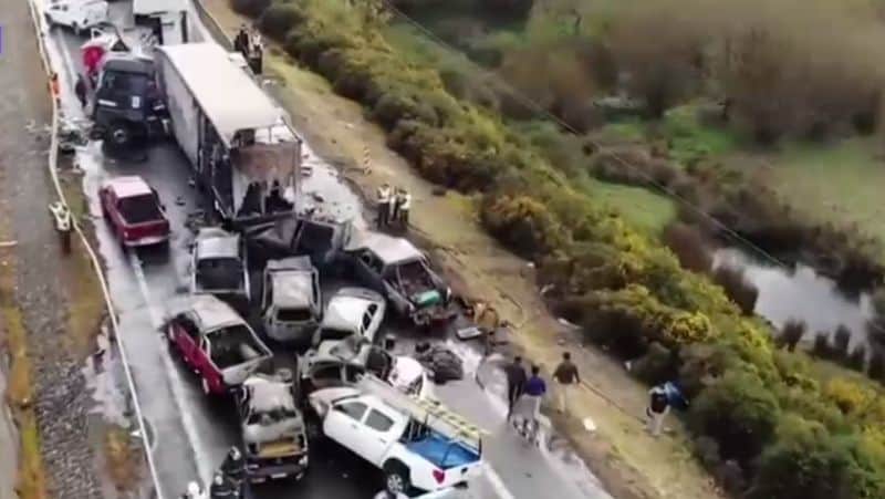 video - accident în lanț de proporții uriașe - zeci de mașini s-au făcut praf