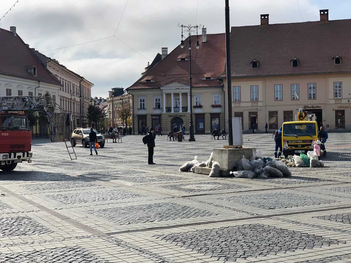 foto - a a început montarea bradului de crăciun din piața mare și a iluminatului festiv de sărbători