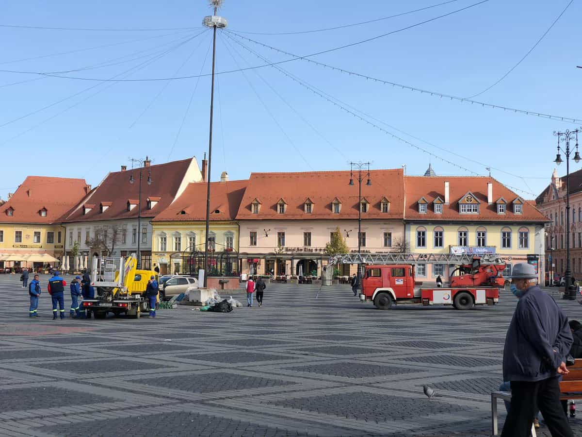 foto - a a început montarea bradului de crăciun din piața mare și a iluminatului festiv de sărbători